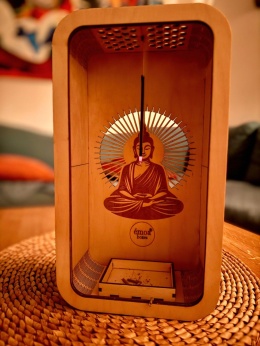 Drewniany incense holder w aranżacji rytuałowej