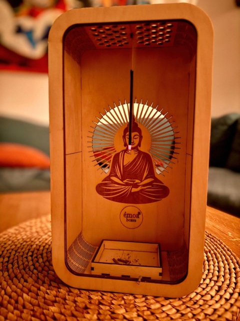 Drewniany incense holder w aranżacji rytuałowej