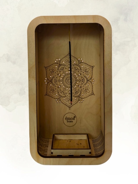 Drewniany incense holder w aranżacji rytuałowej