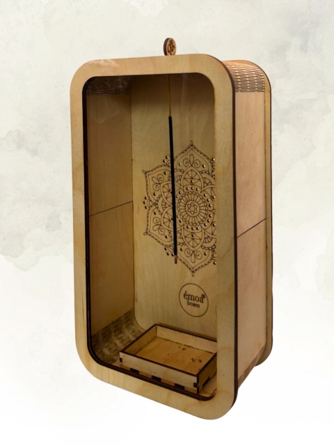 Drewniany incense holder w aranżacji rytuałowej