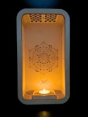 Drewniany incense holder w aranżacji rytuałowej