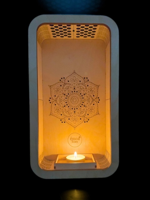 Drewniany incense holder w aranżacji rytuałowej