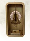 Drewniany incense holder w aranżacji rytuałowej