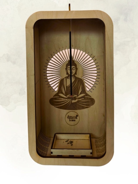Drewniany incense holder w aranżacji rytuałowej