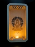 Drewniany incense holder w aranżacji rytuałowej