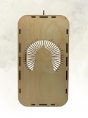 Drewniany incense holder w aranżacji rytuałowej