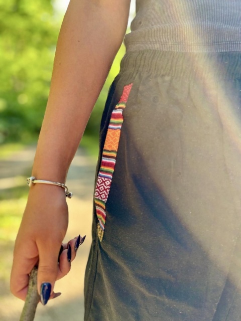 Czarne haremki unisex — minimalistyczny styl, etniczne akcenty