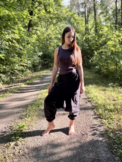 Czarne haremki unisex — minimalistyczny styl, etniczne akcenty