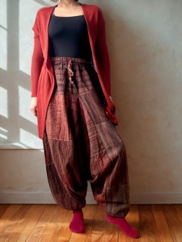 3.  Luźny krój z obniżonym krokiem — spodnie do jogi i medytacji