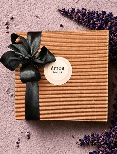 Złota metalowa podstawka do palenia żywicy w rytualnej przestrzeni