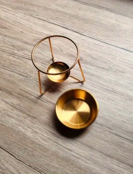 Złota metalowa podstawka do palenia żywicy w rytualnej przestrzeni