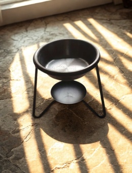 Czarna metalowa podstawka do palenia żywicy w rytualnej przestrzeni