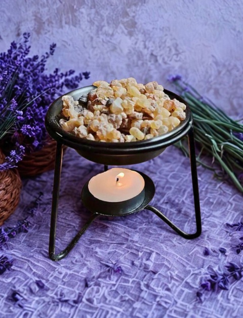 Czarna metalowa podstawka do palenia żywicy w rytualnej przestrzeni