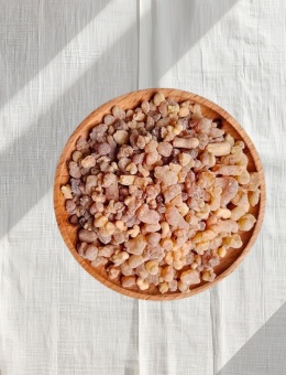 Naturalne kadzidła żywiczne w rytualnym naczyniu