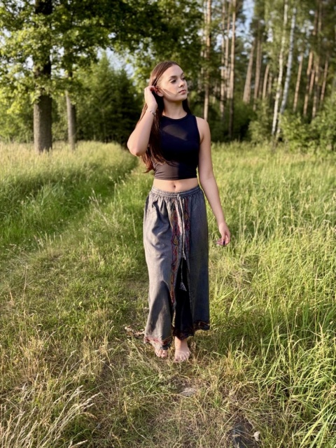Flow Skirt Trousers – Stone Spirit. Ruch, który uspokaja. Kolor, który ugruntowuje.