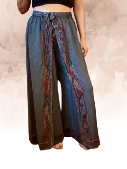 Flow Skirt Trousers – Stone Spirit. Ruch, który uspokaja. Kolor, który ugruntowuje.