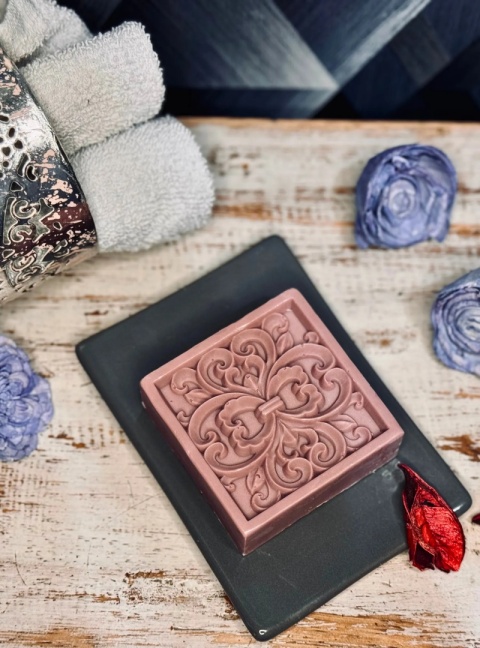 Ręcznie robione mydło w kształcie kwiecistym